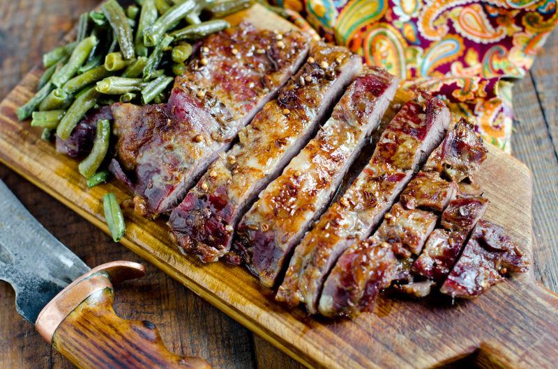 木板上的美味的烤肉排