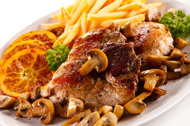 烤牛排配炸薯条还有蘑菇