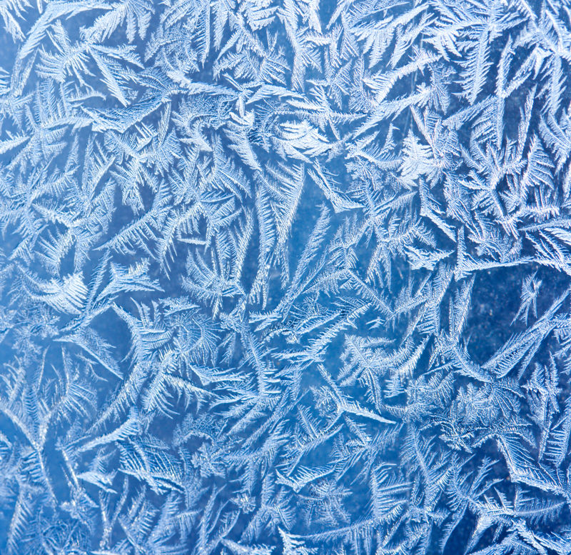 冬季窗户玻璃上的Frost图案