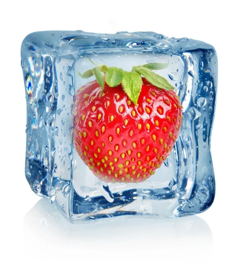 白色背景下的冰块和草莓