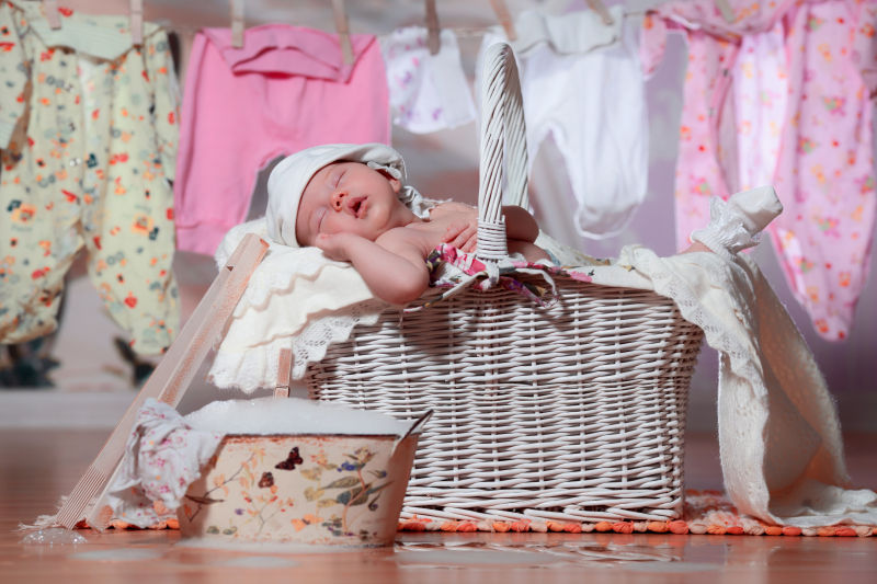 新生儿睡在篮子里