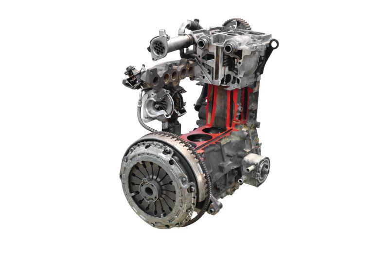 白色背景上的轿车发动机