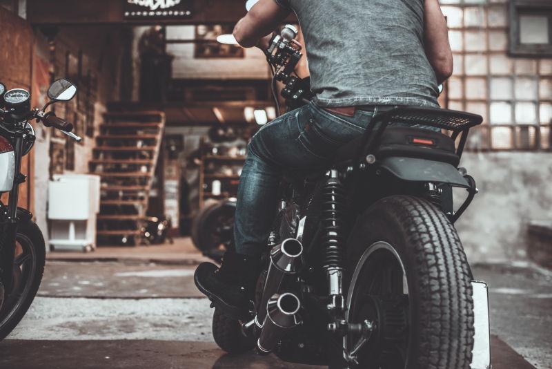 年轻男人在骑摩托车