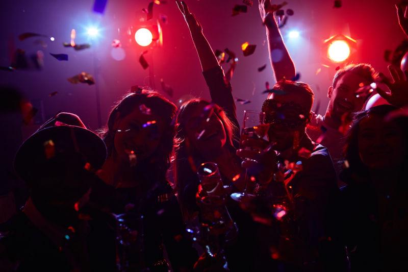 在夜总会跳舞的一群拿着香槟的朋友