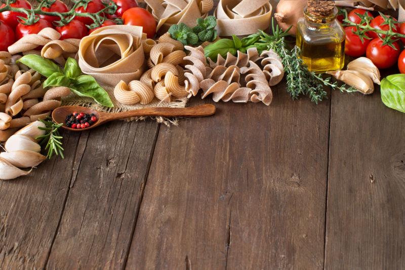 各种形式的全麦面食蔬菜和橄榄油