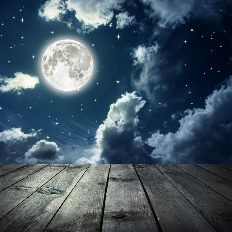夜间星系背景前的木桌图片 夜晚美丽的星空背景前的木桌素材 高清图片 摄影照片 寻图免费打包下载