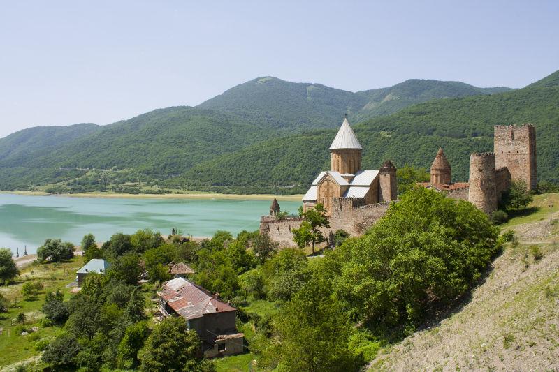 美丽风景的海边山脉上的城堡