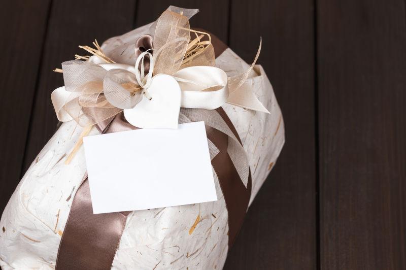桌子上包装漂亮的礼品盒
