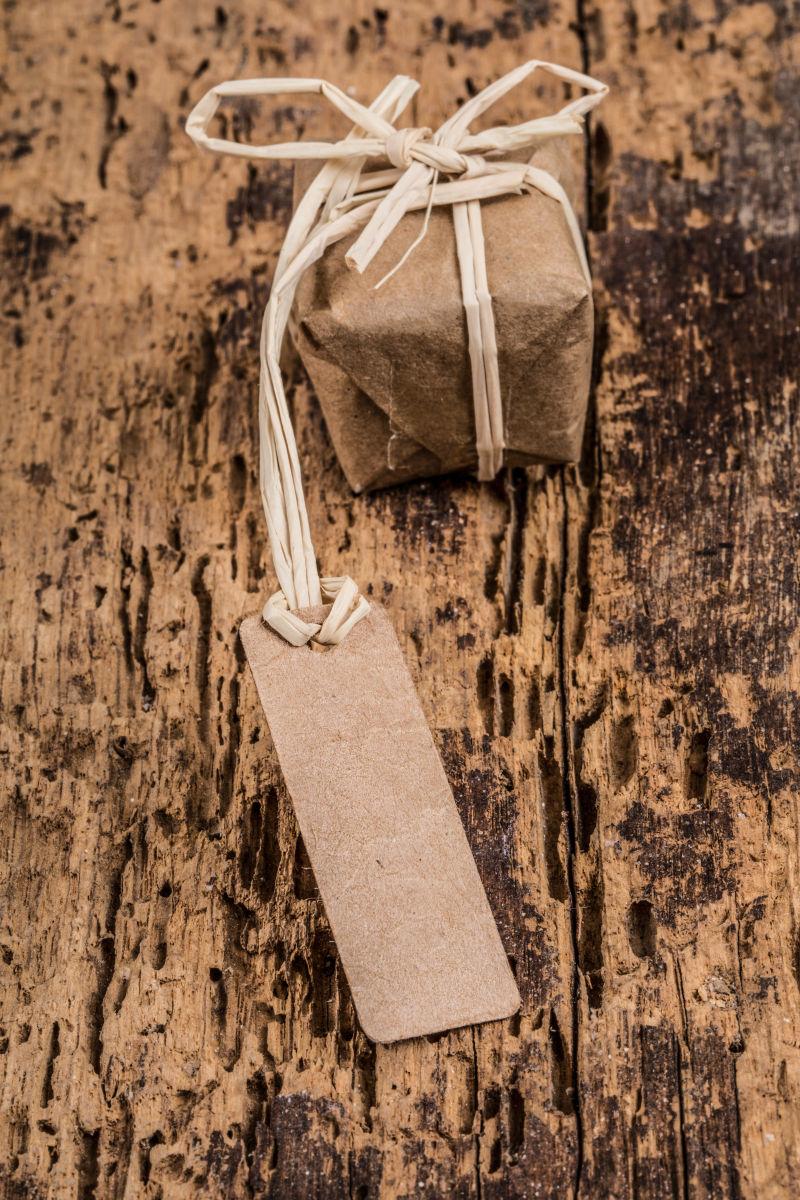 桌子上带标签的小小礼品盒