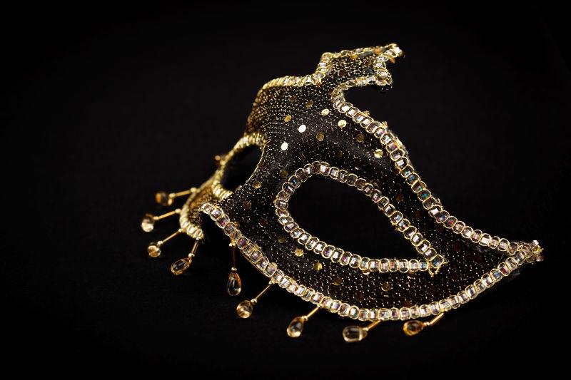 黑色背景中的金色面具