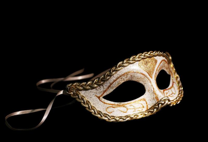 黑色背景中的美丽狂欢面具