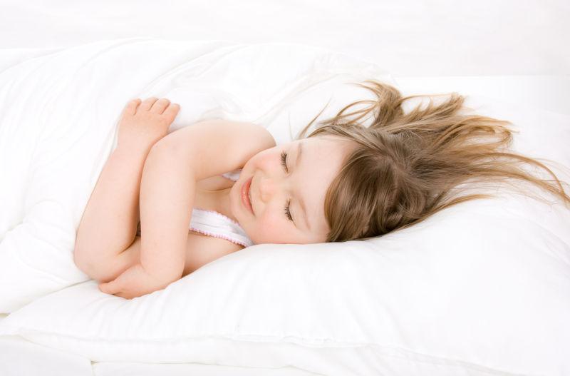 甜蜜快乐的小女孩睡