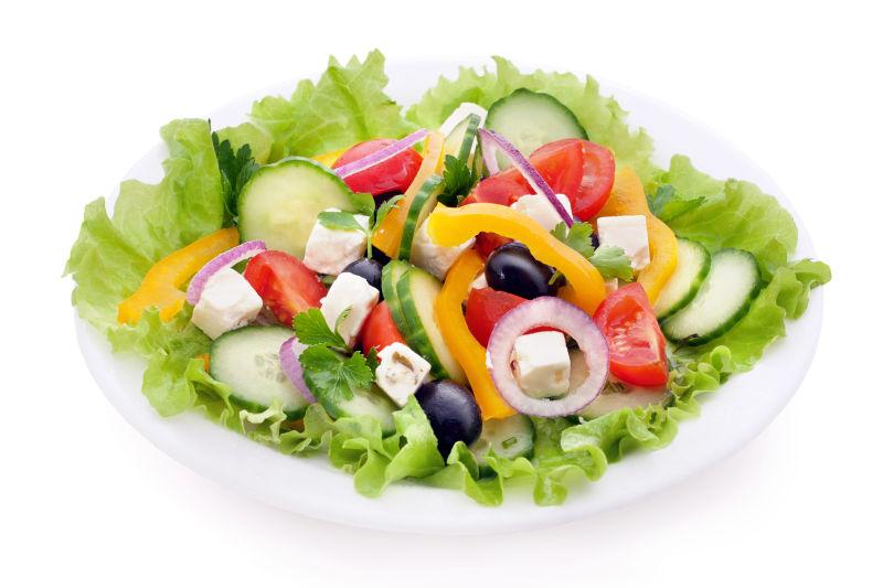 白色背景中的美味的希腊沙拉