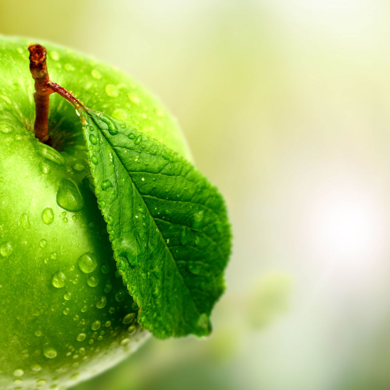 青苹果和叶子上的水珠