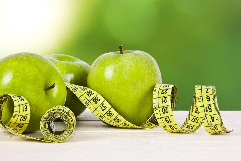 带果尺的青苹果