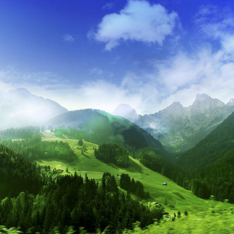 蓝天下的山脉风景