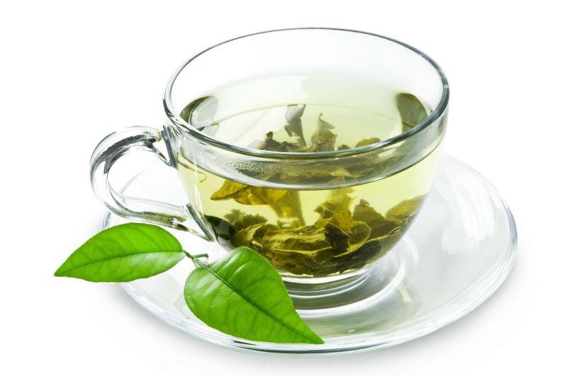 薄荷叶和透明玻璃杯子里的绿茶