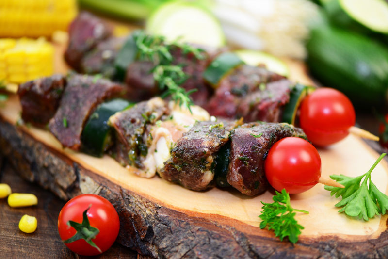 有西红柿的生的牛肉串