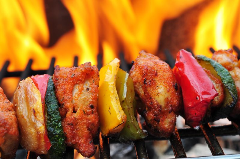 加有蔬菜的烤肉串