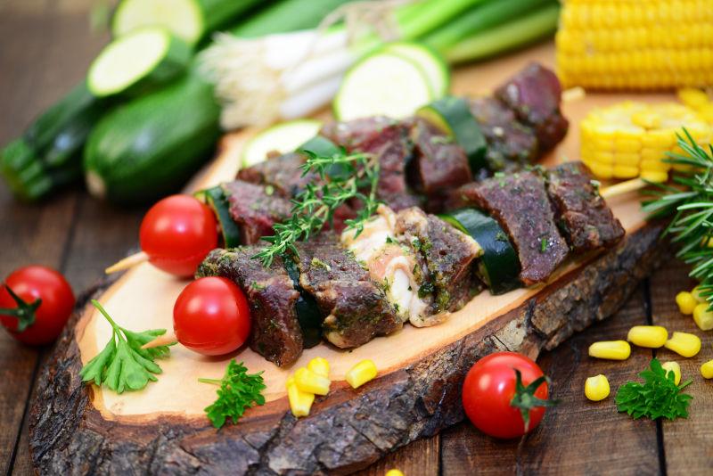 加有蔬菜的牛肉烤串