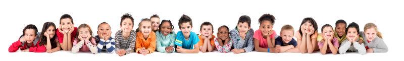白色背景下的一群孩子们