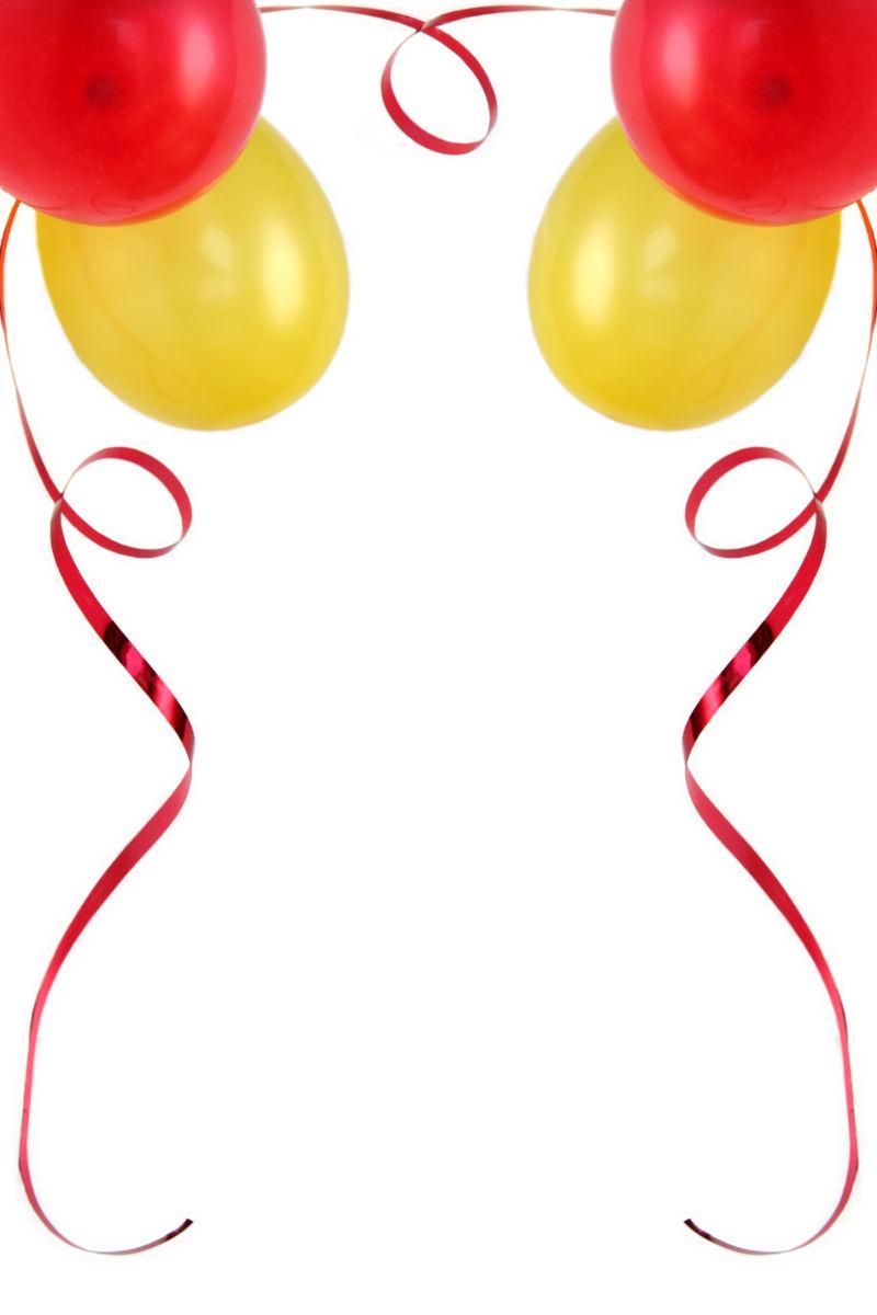 白色背景中带着彩带的气球