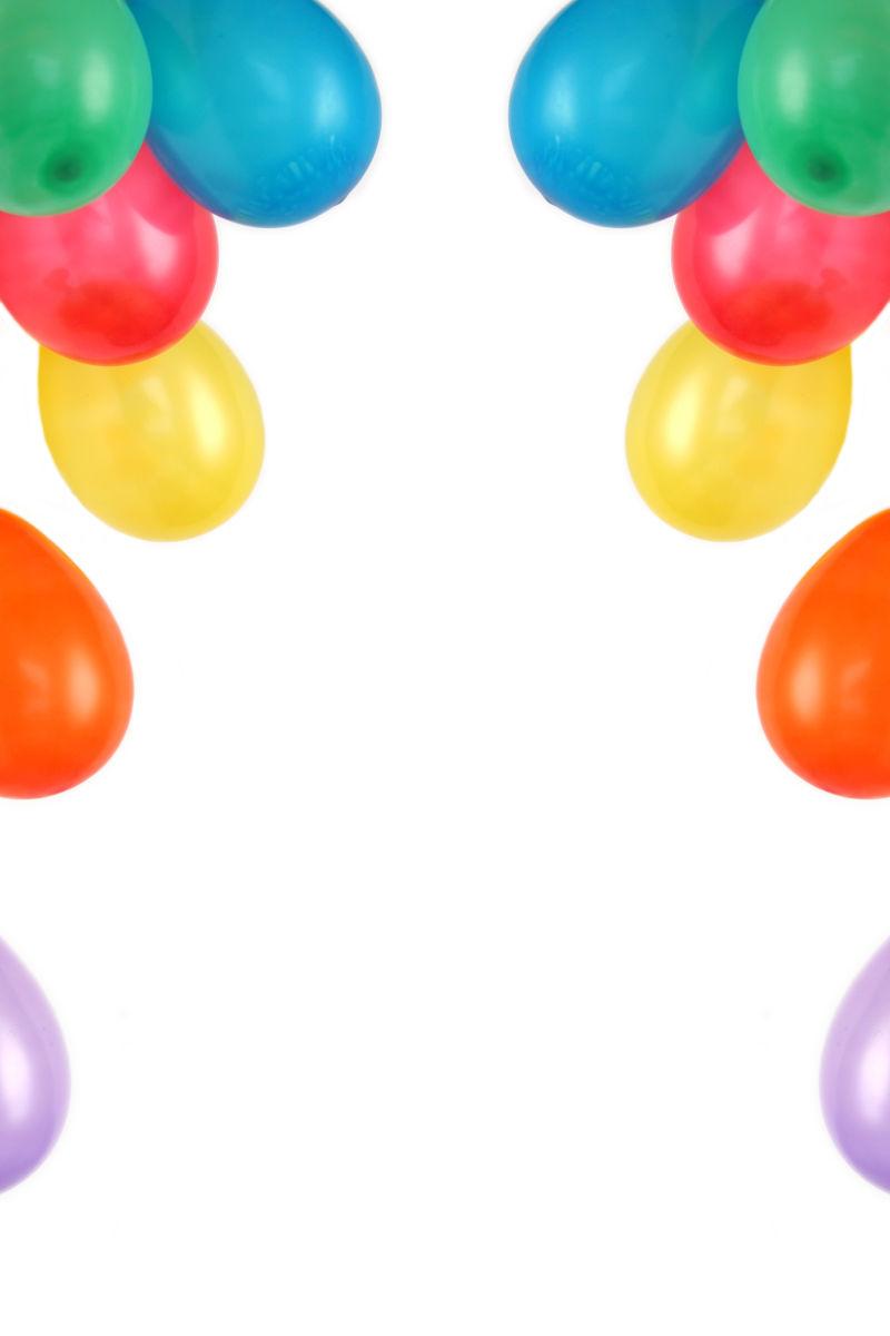 白色背景中吹起来的彩色气球