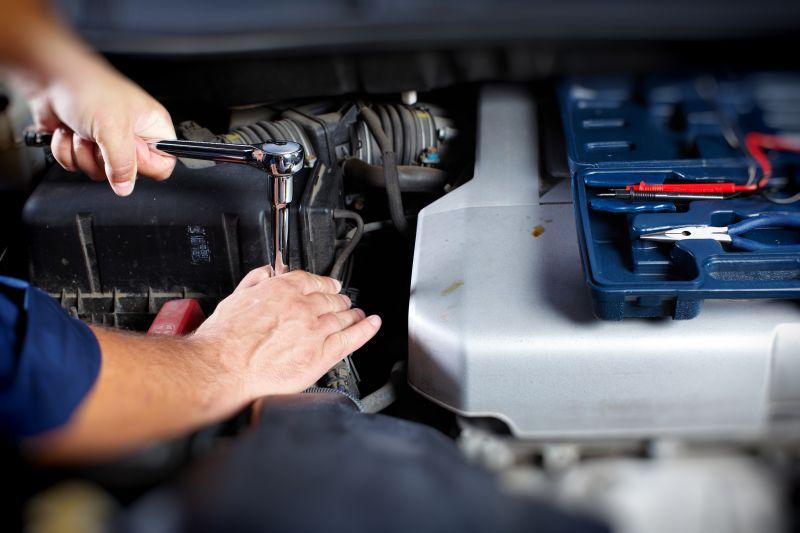 汽车修理厂机械工使用工具修理汽车