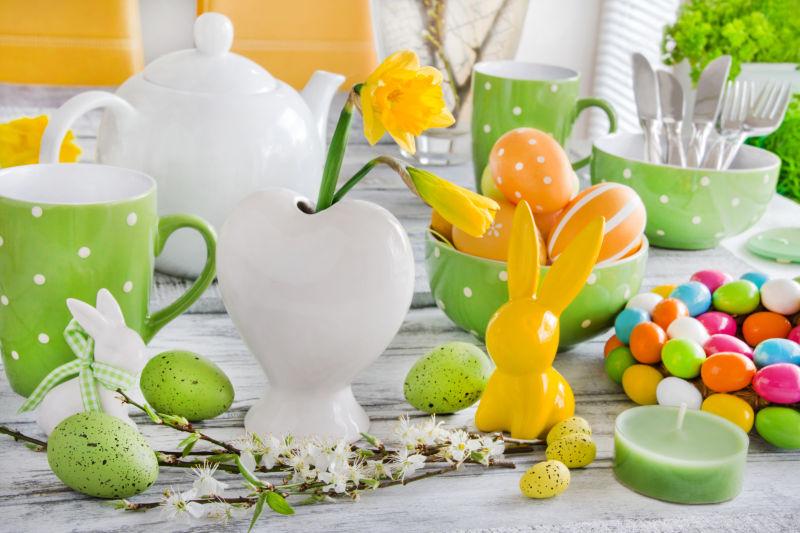 桌子上各种复活节装饰品