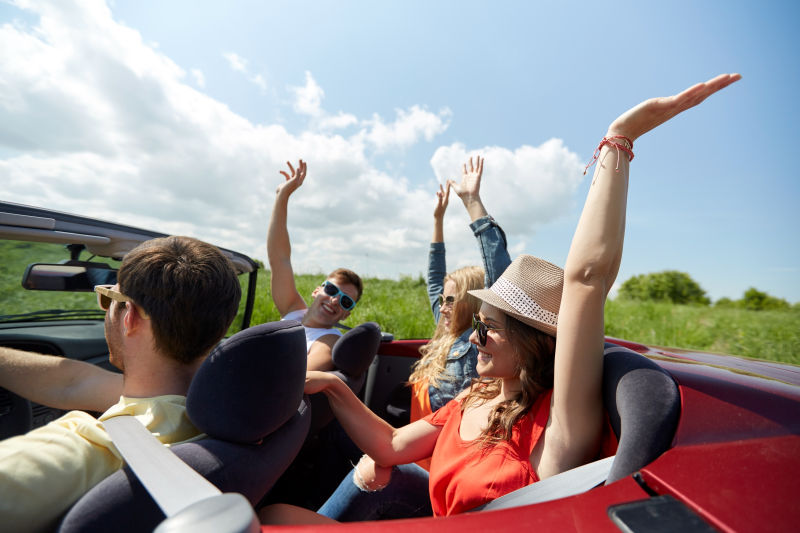 驾驶敞篷车的年轻人