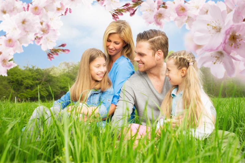 绿色草地上的幸福一家人