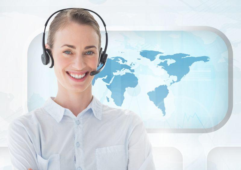 站在世界地图前的微笑的女客服