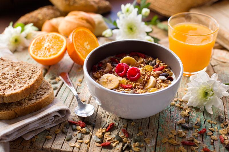 新鲜水果和谷物碗