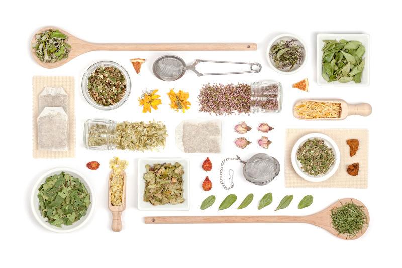 白色背景下的凉茶