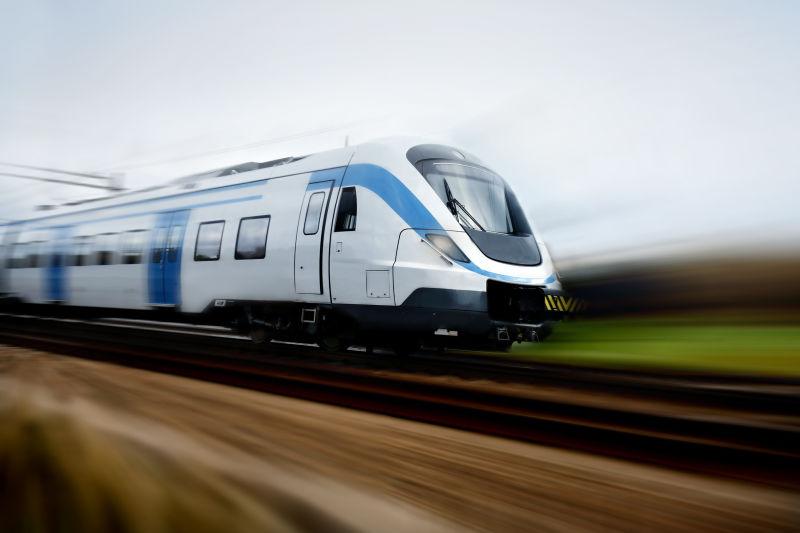 白色背景下快速行驶的高速列车