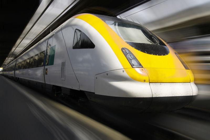 隧道里黄色和白色的地铁