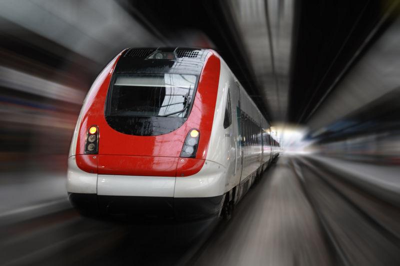 隧道里的红白色地铁