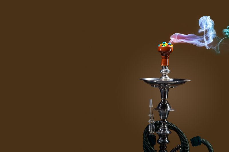 冒着烟气的水烟