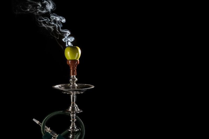 飘着烟气的水烟壶