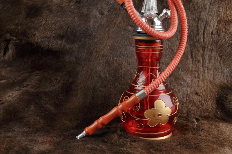 桌子上的红色水烟壶