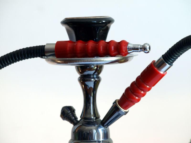 白色背景下的水烟管