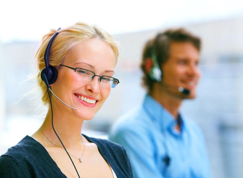 微笑的带着眼睛的女客服