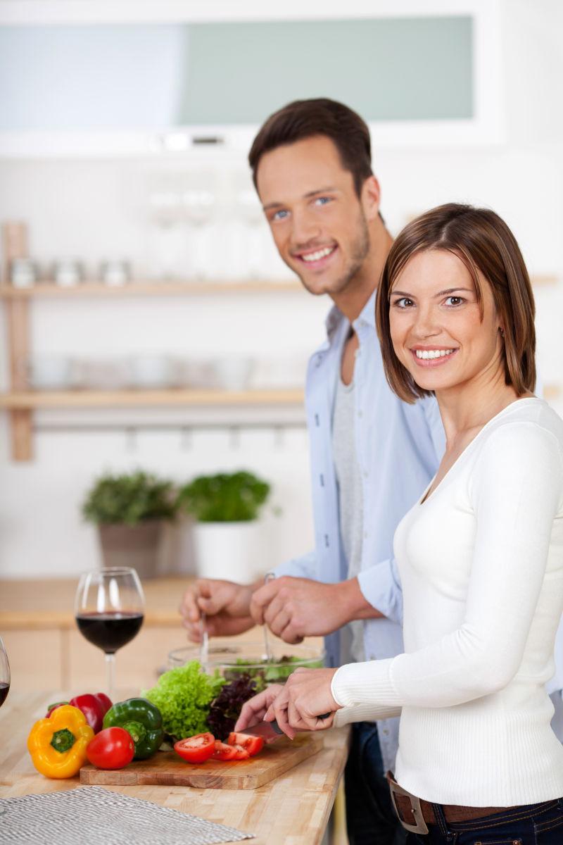 厨房里煮饭的夫妇