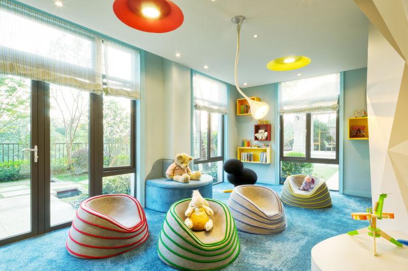 儿童卧室内的儿童椅子和玩具