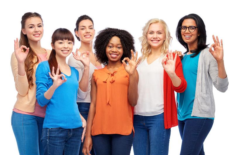 不同民族的女人打着手势