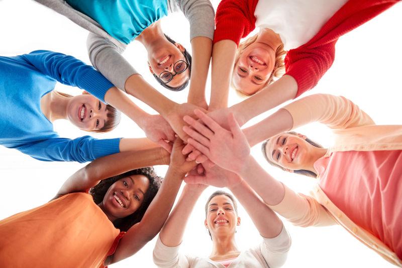 不同民族微笑一起加油的女人