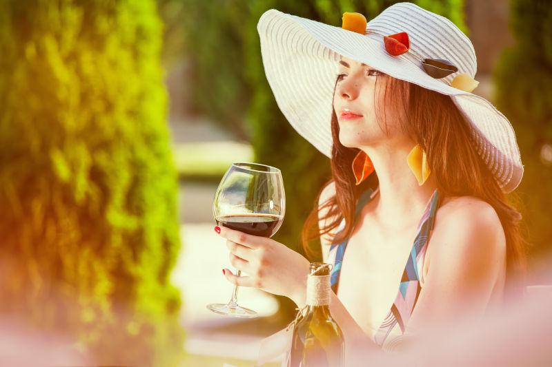 妇女与意大利葡萄酒