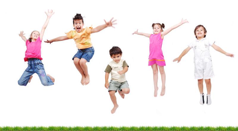在白色背景上跳跃的孩子们