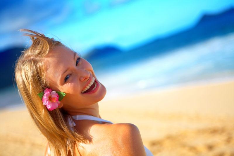 在度假的美女笑容满面