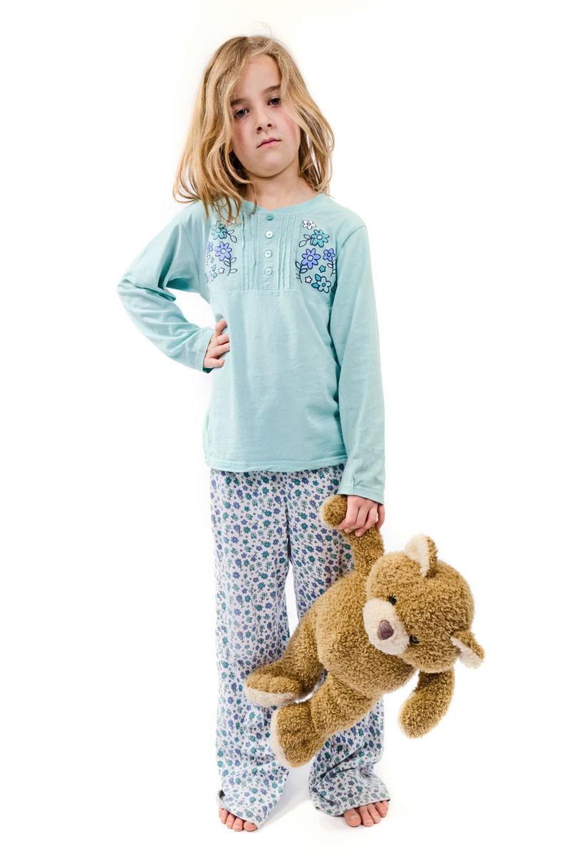 提着泰迪熊的女孩